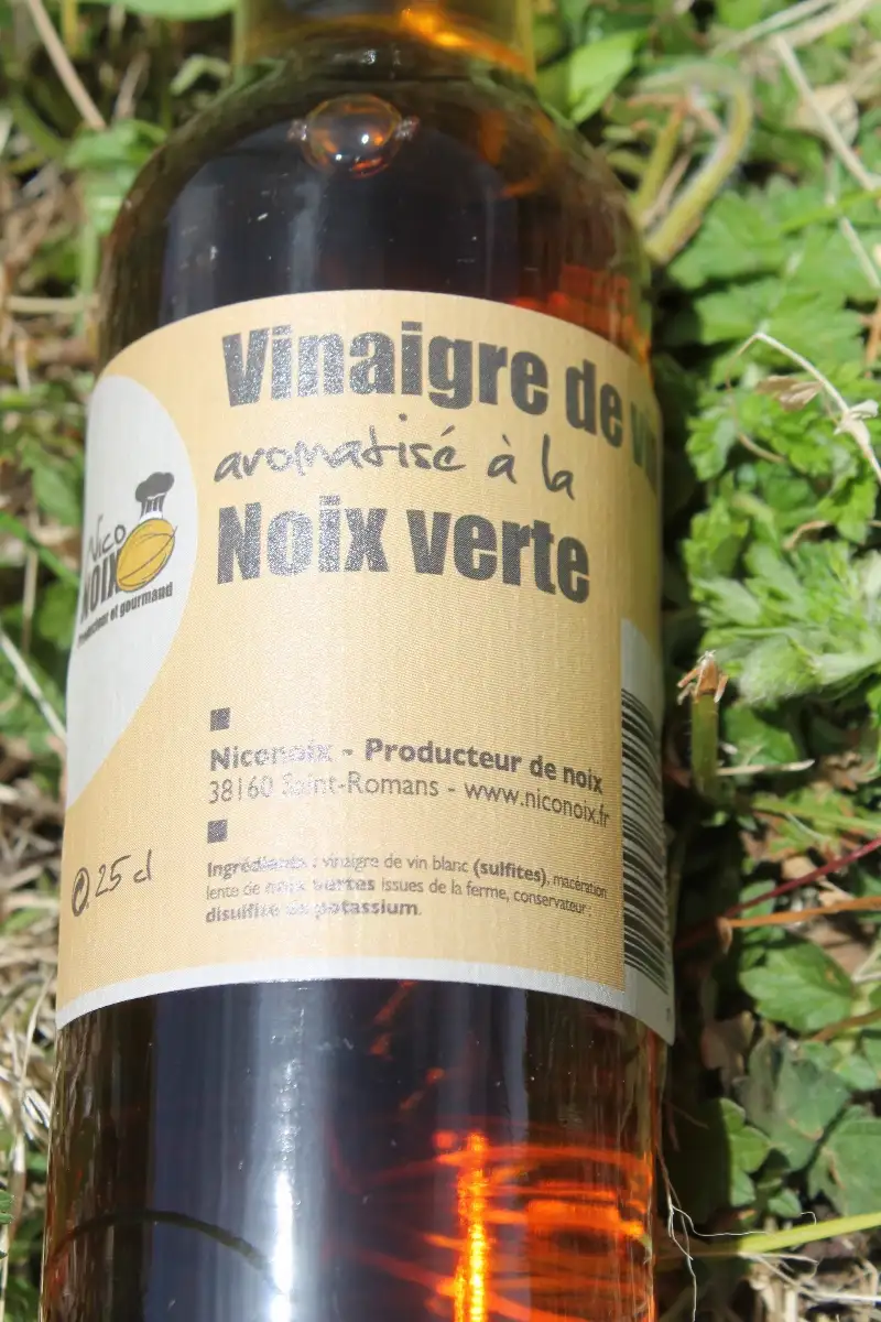 Vinaigre de vin aromatisé à la noix verte 25cl